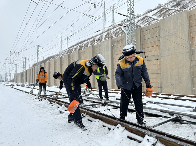 国铁西安局集团公司延安运营维修段积极应对节后寒潮雨雪天气