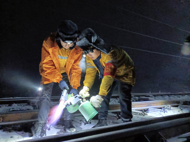 国铁西安局集团公司延安运营维修段积极应对节后寒潮雨雪天气